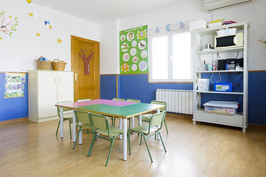 Detalle de mesa escolar con sillas en el aula Nubes del centro infantil en Monachil