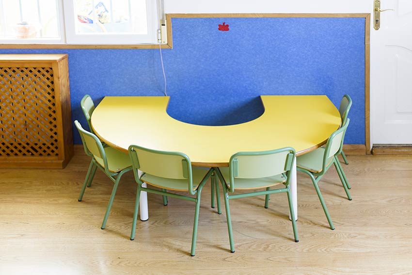 Mesa de semicircunferencia con sillas escolar para niños