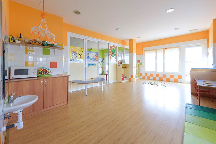 Vista del aula Planetas con las paredes de color naranja del Centro Infantil El Barrio