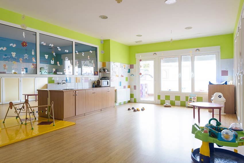 El Aula Arco Iris del Centro Infantil El Barrio con las paredes de color verde