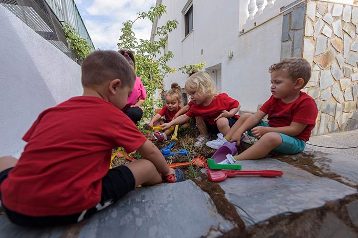 Niños de la escuela infantil El barrio en Monachil, aprendiendo a cultivar el huerto escolar